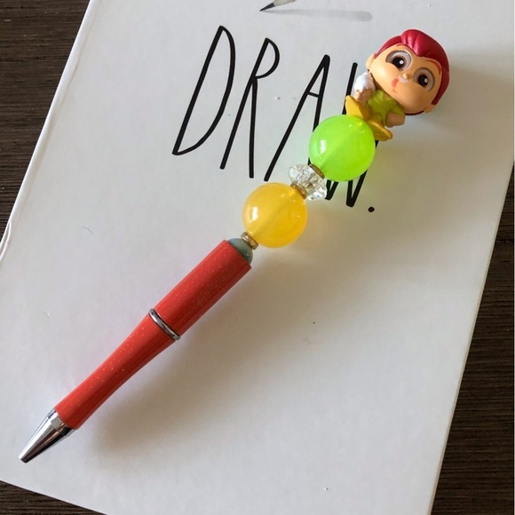 Disney Doorables: Peter Pan: Peter Pan handmade beaded pen - Picture 2 of 3